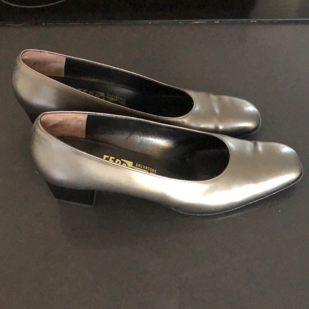 Salvatore ferragamo pumps dress shoes size 9